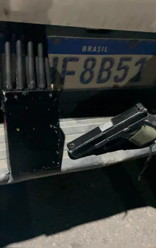 Os policiais apreenderam uma réplica de pistola, um bloqueador de sinal e o carro utilizado na ação criminosa