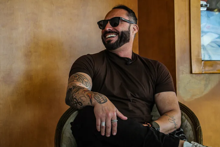 "Tocar o público com uma música que não está estourada, eu acho que o mérito é do cantor", destaca cantor