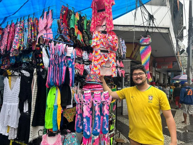 Vendedor Wesley Barones conta que a procura por meias malucas e biquínis está alta