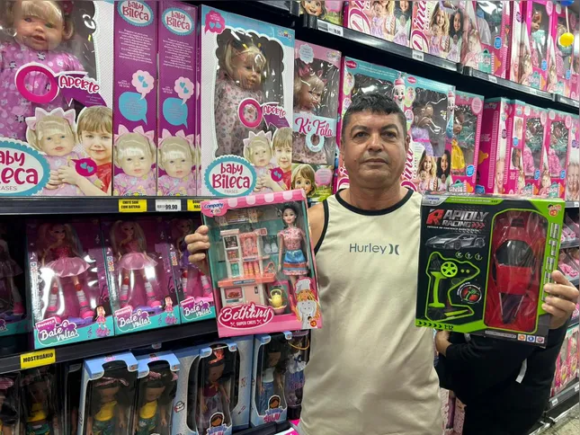 O auxiliar administrativo, Marcos Passos diz que pesquisa preços nas lojas