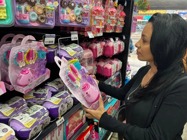A maquiadora Helaine Rodrigues, dará brinquedos neste ano