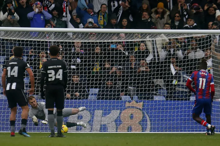 Clubes da mesma SAF, Botafogo e Crystal Palace se enfrentaram pela primeira vez, e o herói foi Lucas Perri, após defender o pênalti cobrado por Wilfried Zaha