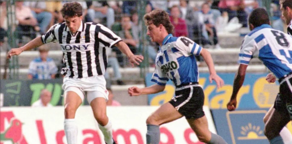 Pelo fato de os uniformes das duas equipes serem iguais e o Botafogo não ter levado o alternativo, o time carioca teve que utilizar o uniforme do dono da festa, o Deportivo La Coruña