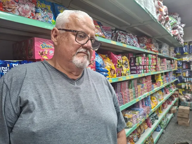 Wilson Nogueira, dono de loja em Alcântara há 37 anos, relata queda gradual na procura a cada ano