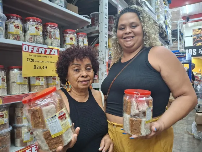 Petusca Ramos mantém a promessa e distribui doces há quase 20 anos, agora com a filha ao lado