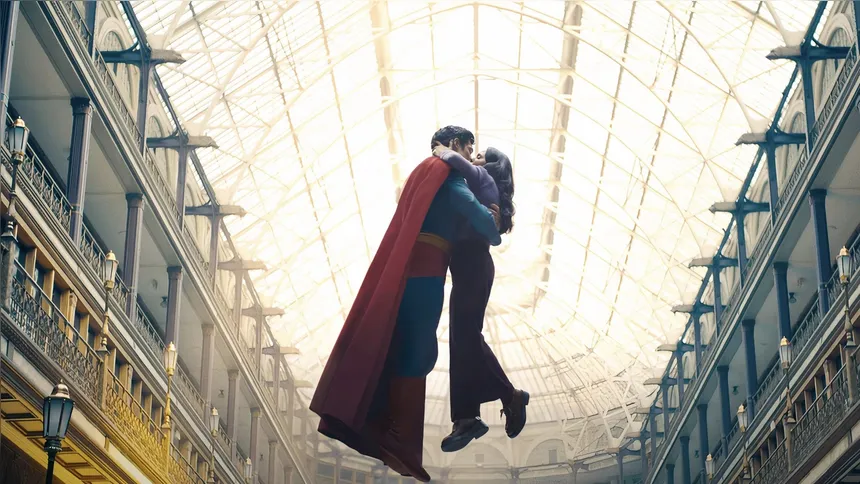 O casal possui uma química comparável ao de Christopher Reeve e Margot Kidder, do longa original.