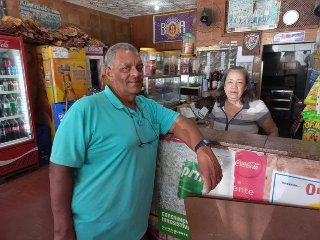 Wagner e Mere, moradores antigos do bairro, hoje se dividem, junto à outros vizinhos, nos cuidados com a imagem do Cristo Redentor