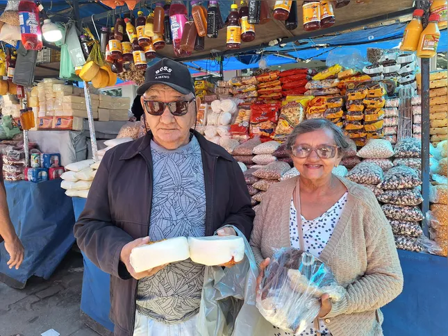 O casal Osvair Miguel Soares e Maria do Carmo garante que "não troca o comércio por nada"