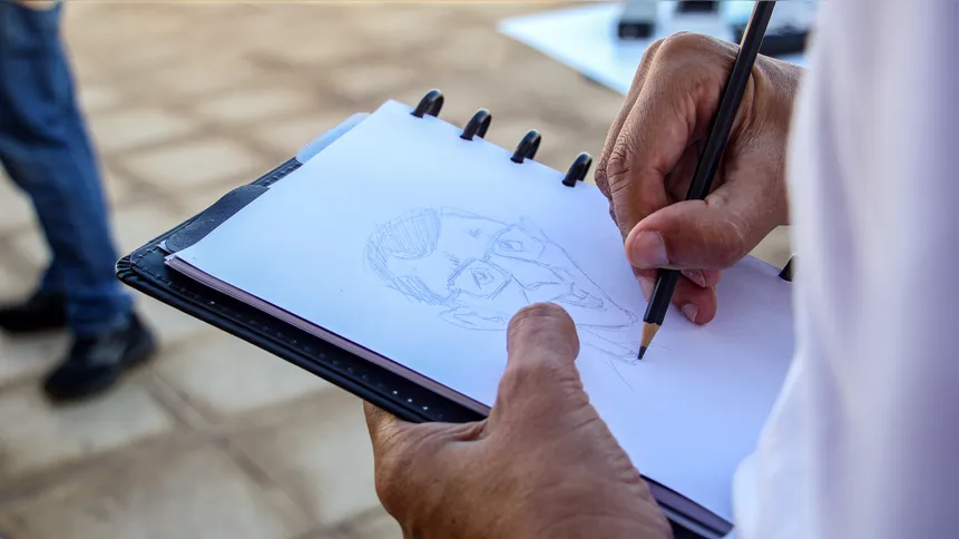 Dan consegue desenhar o rosto de uma pessoa em apenas alguns minutos
