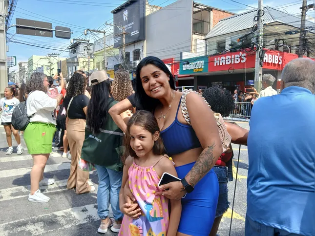 A gonçalense Bianca Couto fez questão de prestigiar a filha mais velha, que desfilou nesta segunda-feira (22)