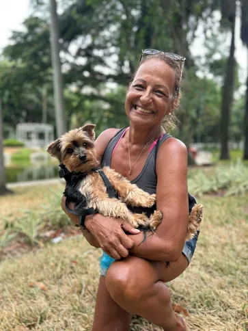 Rosane Barros ao lado de seu cãozinho Luck