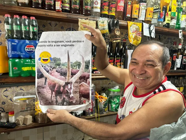 Assis é dono do bar dos cornos há 20 anos