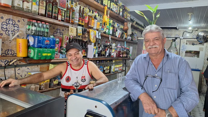 Os amigos Assis e Vitor se declaram "não cornos", mesmo frequentando diariamente o clube oficial dos traídos