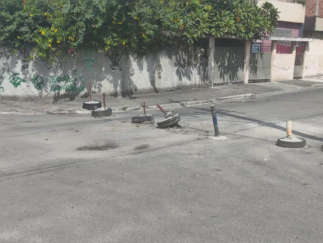 Barricadas são construídas com diferentes materiais