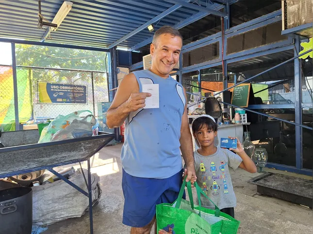 Flávio e Tiago são moradores do Barro Vermelho e são usuários da moeda social