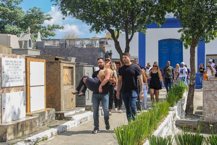 Imagem ilustrativa da imagem 'Ela o tratava como um Deus': Dor e revolta marcam a despedida de Shayene Araújo