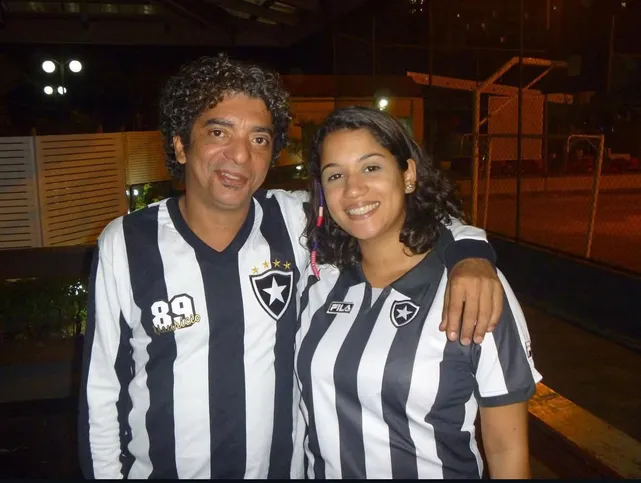 Arthur e a filha Júlia, em imagem do acervo da família, mostram a paixão pelo Botafogo