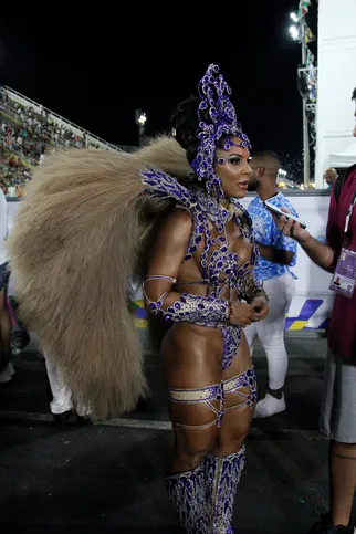 Imagem ilustrativa da imagem Estreante como Rainha de Bateria, Monique Rizzeto aposto em desfile forte da Acadêmicos de Niterói