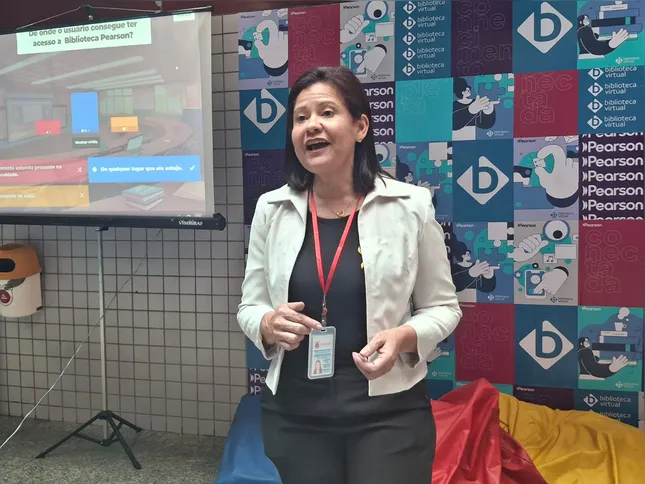 Bibliotecária Sirléia Mattos fala sobre as funcionalidades da biblioteca virtual
