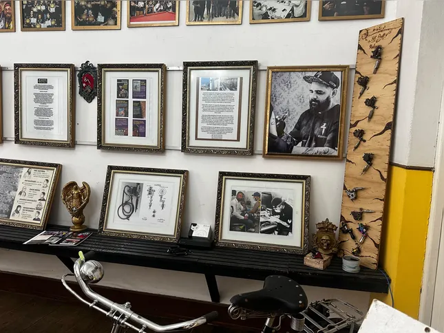 Exposição na Casa Paulina Porto resgata a história da tatuagem no Brasil e no mundo
