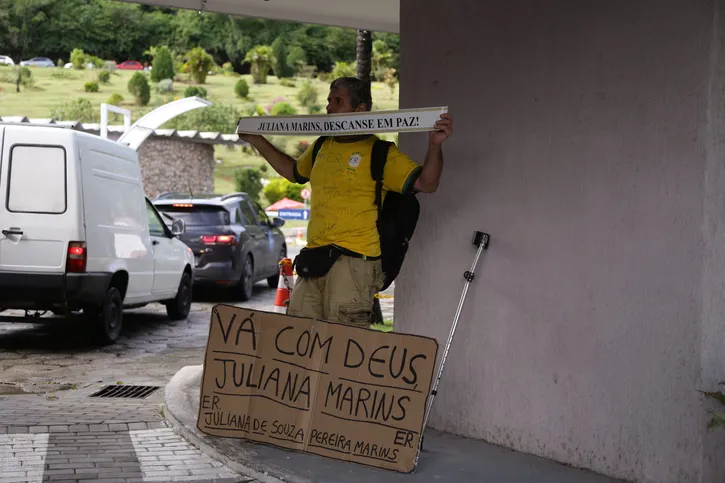A jovem será enterrada em meio a homenagens e despedidas de familiares, amigos e até desconhecidos