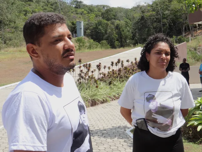 Familiares e amigos, que se despediram do jovem no velório no último sábado (15)