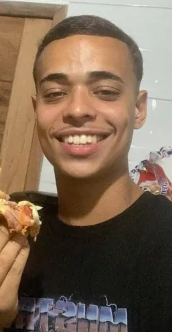 Jovem vestia shorts, blusa preta e chinelos pretos quando foi visto pela última vez