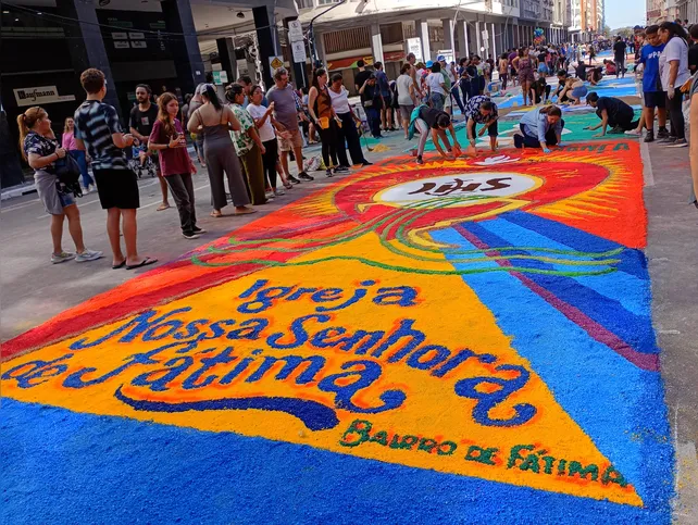 Celebração de Corpus Christi reúne gerações em um momento de espiritualidade e arte religiosa