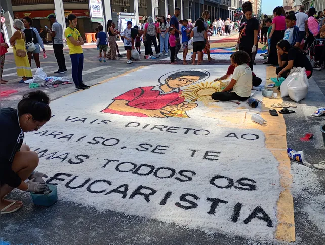 Crianças e jovens participam com entusiasmo da homenagem a Carlo Acutis, o “santo da internet