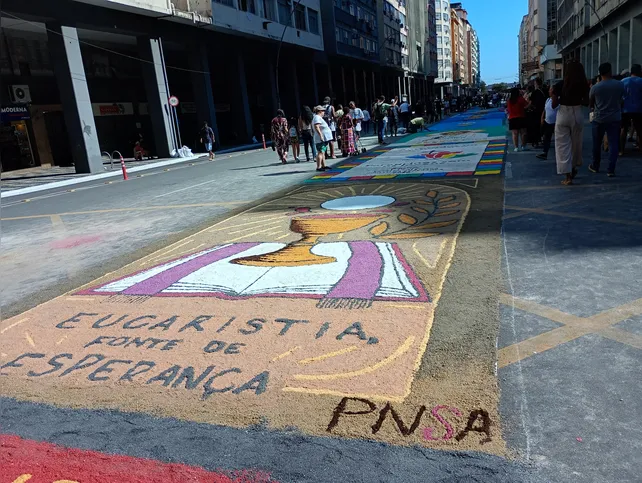 Fiéis se dedicam à confecção dos tradicionais tapetes de Corpus Christi no Centro de Niterói