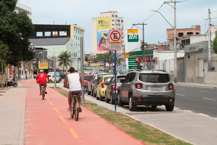 Os mais aventureiros podem aproveitar as novas ciclovias da cidade