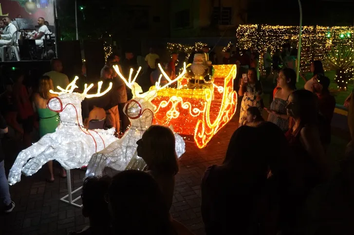 Imagem ilustrativa da imagem Festa de Natal encanta dezenas de famílias na Praça Zé Garoto