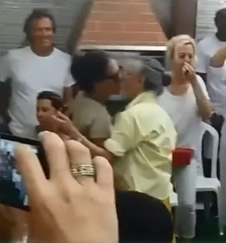 Vídeo do casal trocando um beijo durante uma comemoração em Santo Amaro, na Bahia