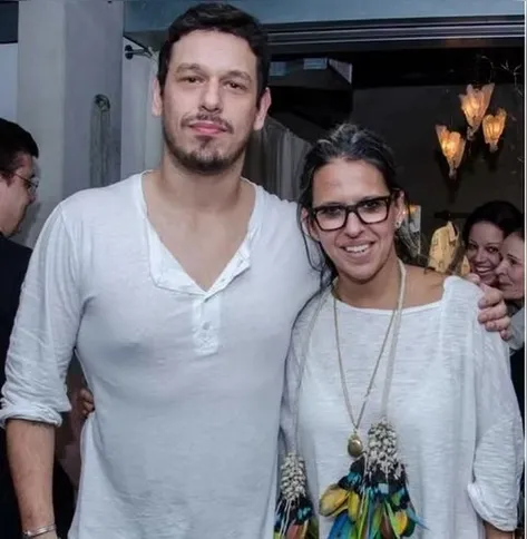 Gilda Midani, além de renomada no mundo da moda, é mãe do ator João Vicente de Castro