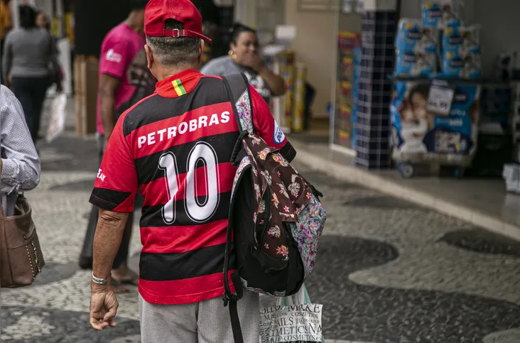 Flamenguistas exibem com alegria seu manto Rubro-Negro
