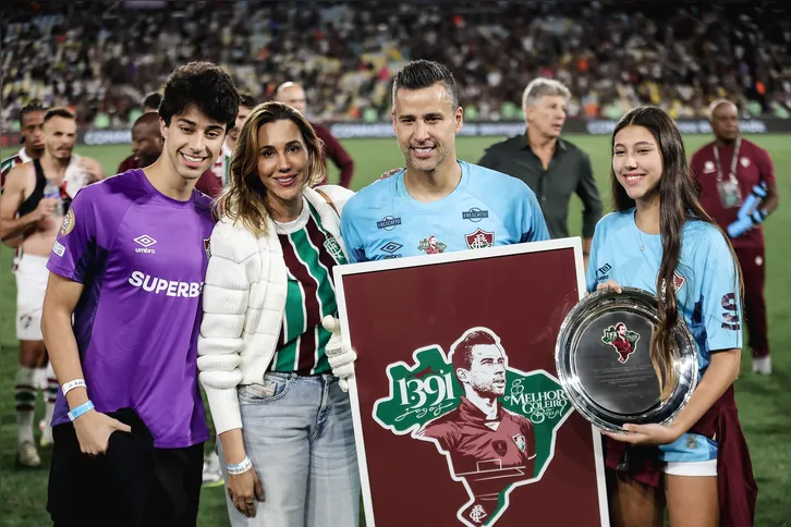 Familiares de Fábio acompanharam o goleiro durante homenagem recebida pelo jogador