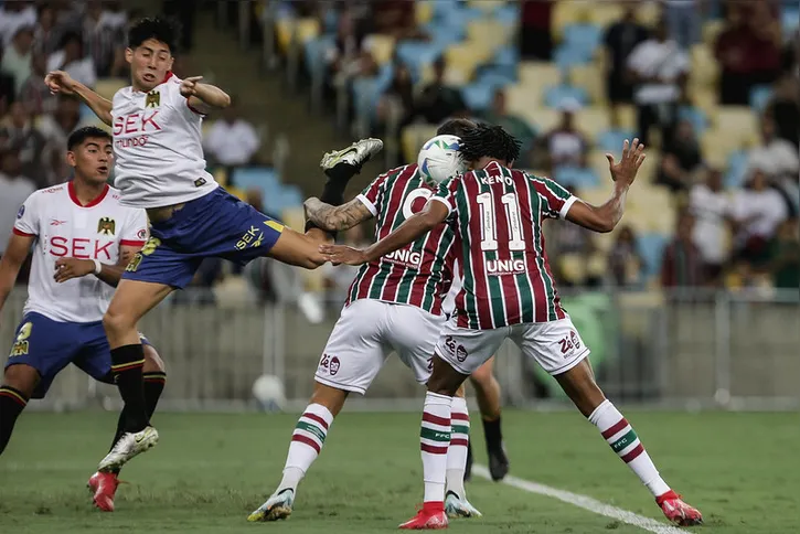 Keno, de cabeça, abriu o placar para o Fluminense