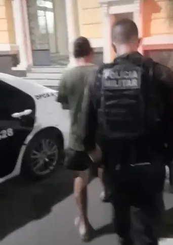 Foragido da Justiça de São Paulo por estupro, foi preso no Centro de Niterói após ser abordado próximo a um Chevrolet Celta prata com a porta aberta