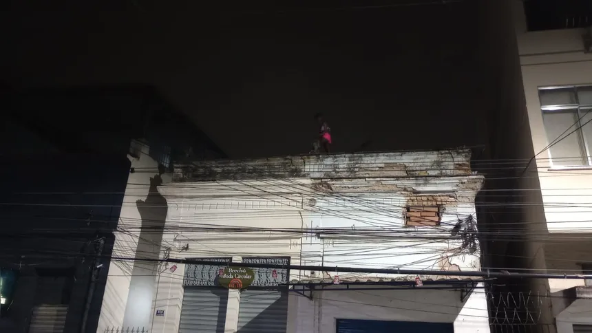 Um dos homens foi localizado no telhado do prédio ao lado