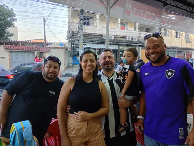 Pai levou o pequeno filho para se acostumar a torcer e sofrer pelo Alvinegro