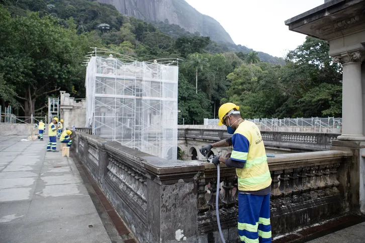 O processo de restauração do palacete envolve um trabalho minucioso, realizado por profissionais especializados,