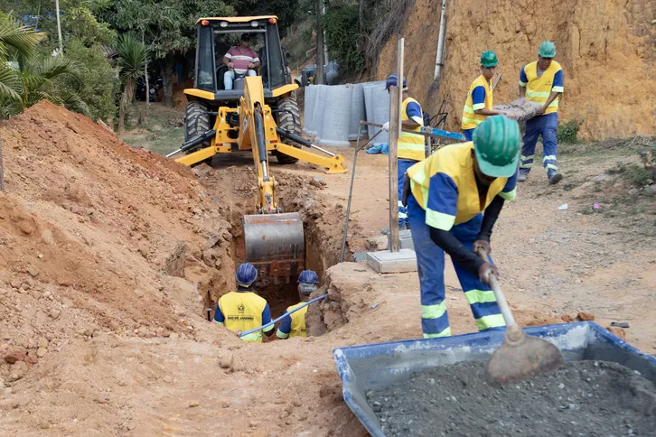 Pavimentação, drenagem, calçada e sinalização na rua Agenor Mendes, bairro ARCOZELO