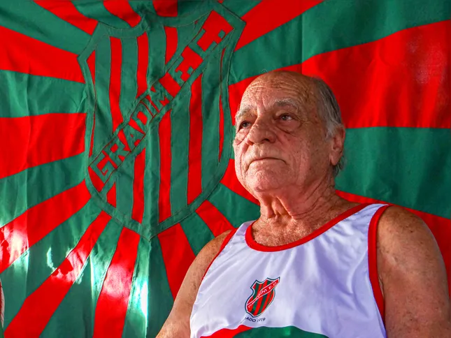 Veterano Jorge Gonelli, de 85 anos, é símbolo da história viva do Gradim F.C. e do espírito comunitário do clube