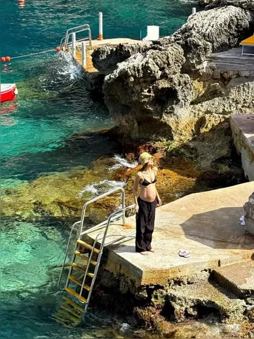Camila Queiroz durante férias na Itália