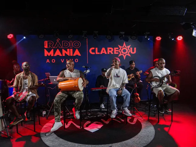 Imagem ilustrativa da imagem Grupo Clareou volta aos estúdios da Rádio Mania, em Niterói, com show inédito