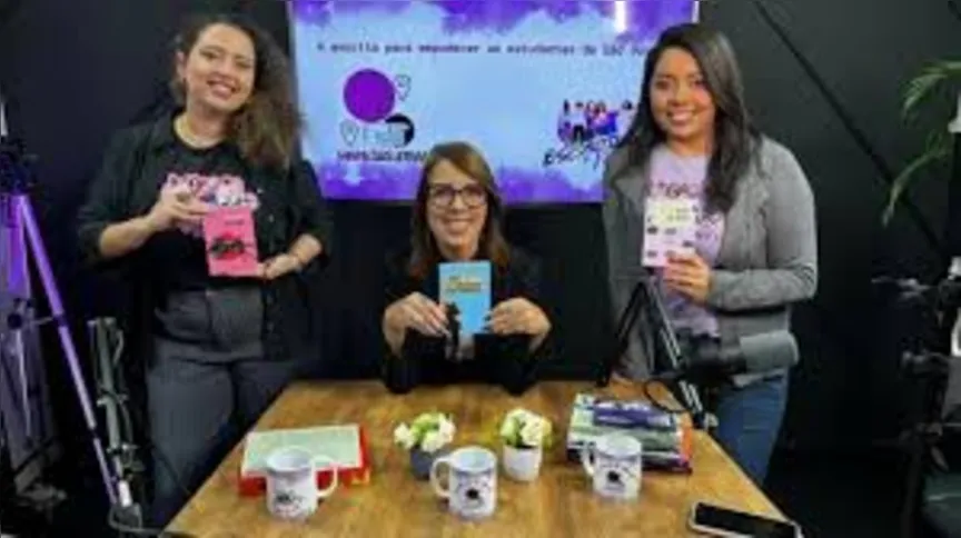 Autoras Suzane Veiga, Yonara Costa e Cyntia Fonseca, com a coleção de Poesia Escritoras Vivas