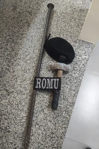 Com os suspeitos, foram encontradas uma marreta e uma cavadeira