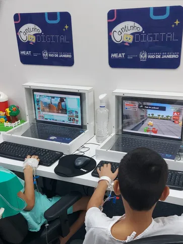O “Cantinho Digital” é reservado para que crianças internadas possam estudar e se divertir com aparelhos tecnológicos