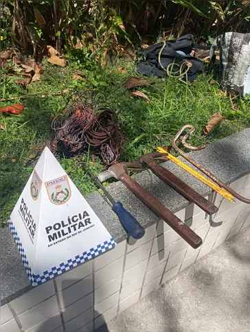 Com o criminoso foram apreendidos diversas ferramentas