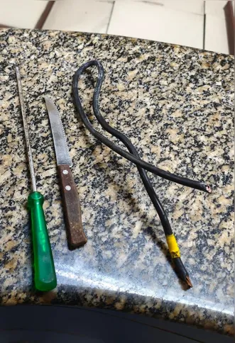 Com ele foram apreendidos cerca de 50 centímetros de fio de cobre, além de uma faca e uma chave de fenda